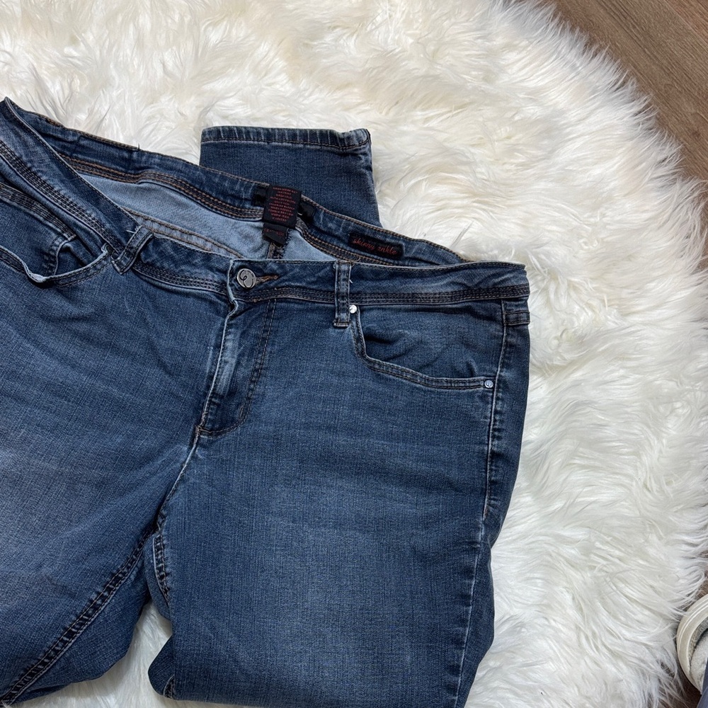 Classic Blue Denim Women's Jeans - Picture 5 of 6
